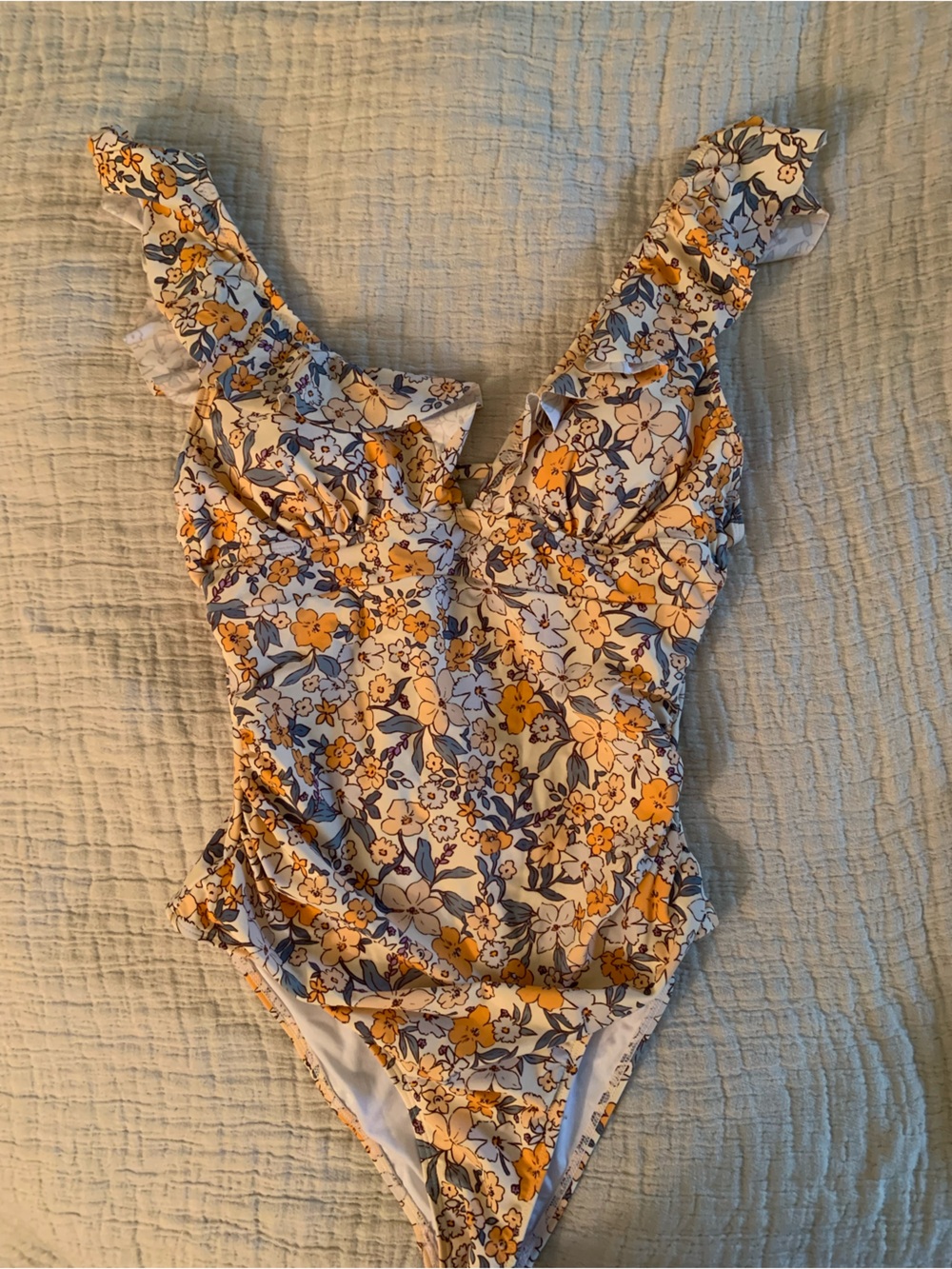 Cupshe Cream Floral Ruffle Strap One-Piece  Swimsuit with tummy control - Picture 3 of 8